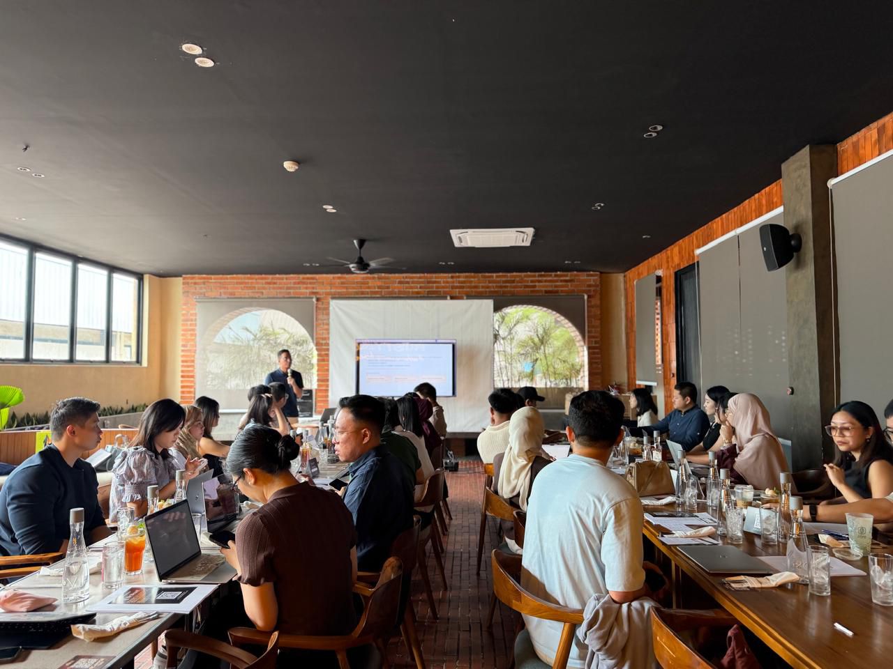 An Elevate seminar in session, wide room teaching